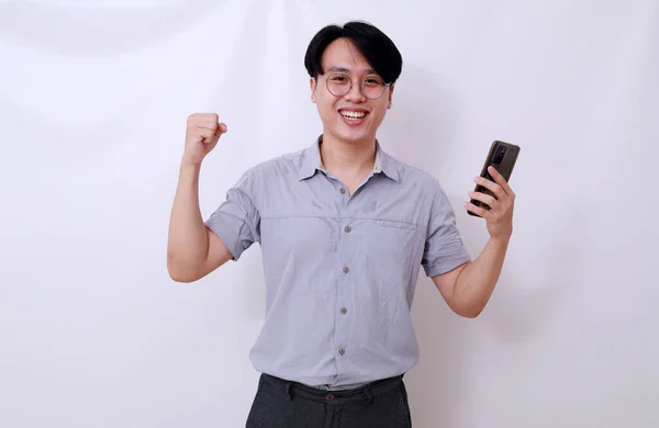 Feliz Hombre Asiático Exitoso Sosteniendo Teléfono Celular Con Mano Del — Foto de Stock