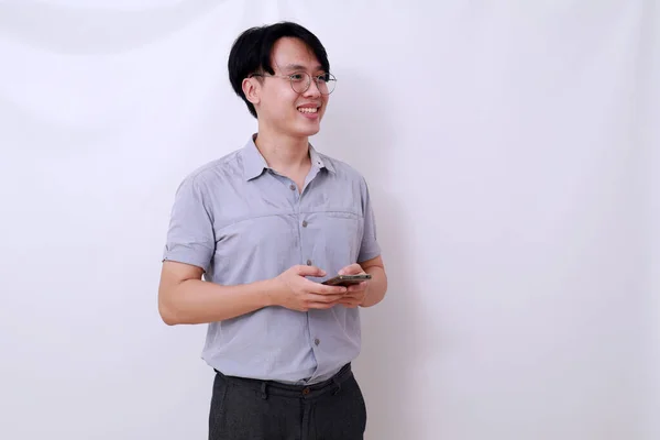 Yan Bakarken Cep Telefonu Tutan Mutlu Asyalı Adam Beyazda Izole — Stok fotoğraf
