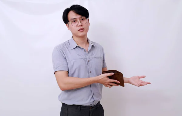 Trauriger Asiatischer Mann Mit Leerem Portemonnaie Isoliert Auf Weiß — Stockfoto