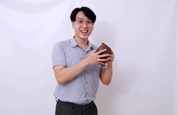 Glücklicher Asiatischer Mann Der Der Hand Eine Brieftasche Hält Isoliert — Stockfoto