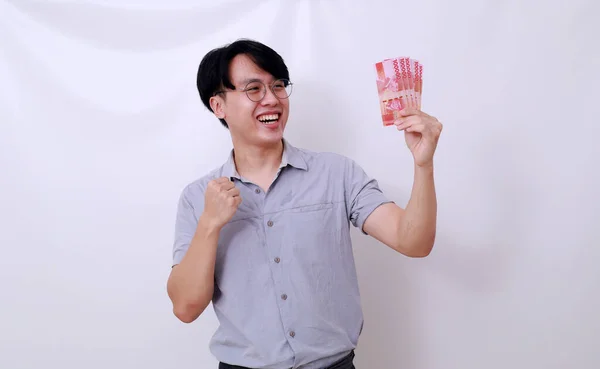 Glad Asiatisk Man Som Håller Indonesiska Sedlar Samtidigt Som Han — Stockfoto