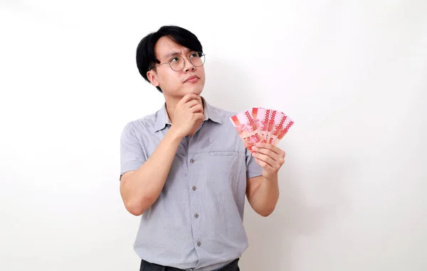 Verwirrter Asiatischer Mann Der Indonesische Banknoten Der Hand Hält Während — Stockfoto