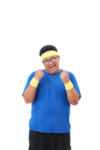 Щасливий Азіатський Огрядний Чоловік Спортивному Лаянні Кричить Кулаками Ізольовані Білому — стокове фото