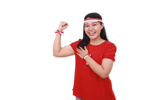 Glad Ung Indonesisk Flicka Fira Indonesiska Självständighetsdagen Med Knutna Händer — Stockfoto