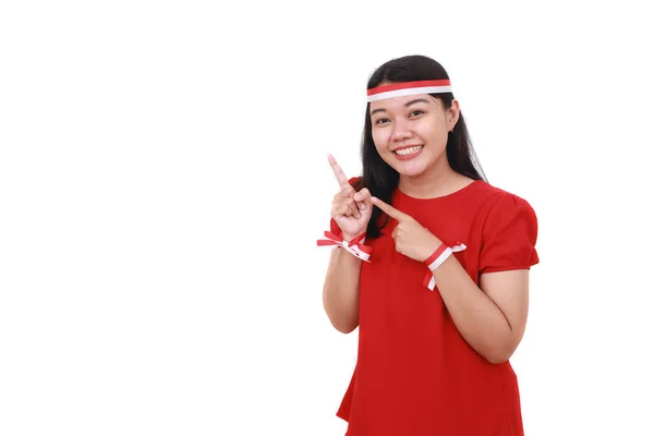 Ung Indonesisk Flicka Fira Indonesiska Självständighetsdagen Samtidigt Peka Något Tomt — Stockfoto