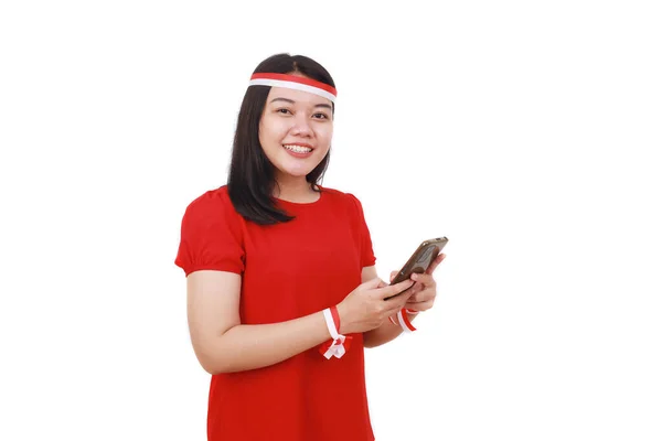 Ung Indonesisk Flicka Fira Självständighetsdagen Medan Håller Mobiltelefon Isolerad Vitt — Stockfoto
