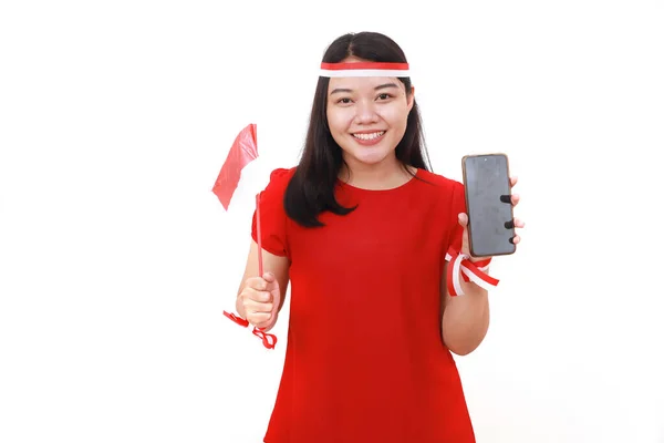 Glad Ung Indonesisk Flicka Håller Röd Vit Flagga Samtidigt Som — Stockfoto