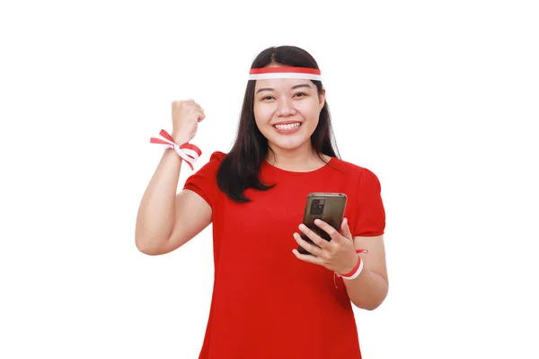 Ung Indonesisk Flicka Fira Självständighetsdagen Medan Håller Mobiltelefon Och Knuten — Stockfoto