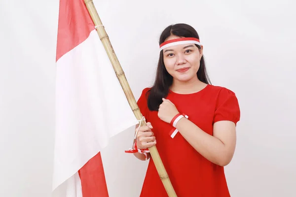 インドネシアの少女は独立記念日を祝いながら 赤い旗を掲げている 白に隔離された — ストック写真