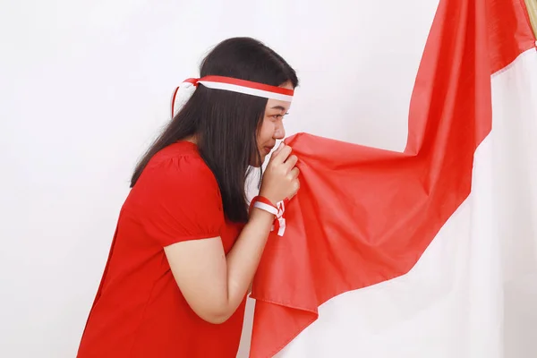 Ung Indonesisk Kvinna Kysser Röd Vit Flagga Begreppet Självständighetsdag Indonesien — Stockfoto