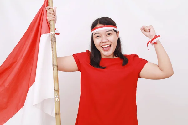 若いですインドネシア人の女の子祝います独立日一方開催赤ホワイトフラグとともにクラッチ手 — ストック写真