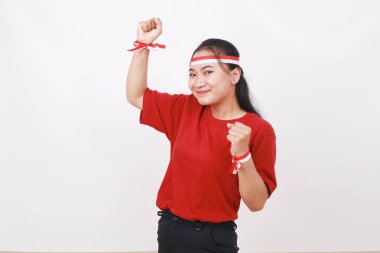 Endonezyalı genç kız Endonezya 'nın bağımsızlık gününü sıkıca sarılmış ellerle kutluyor.