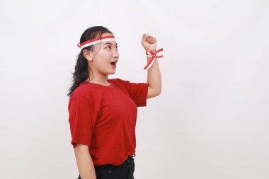 Endonezyalı genç kızın Endonezya 'nın bağımsızlık gününü yumruklarıyla kutlamasının yan görüntüsü