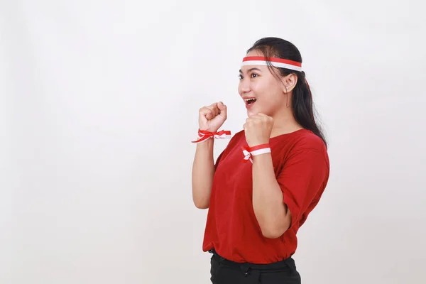 快乐的印尼小女孩用拳头庆祝印度尼西亚独立日 抬起头来 — 图库照片