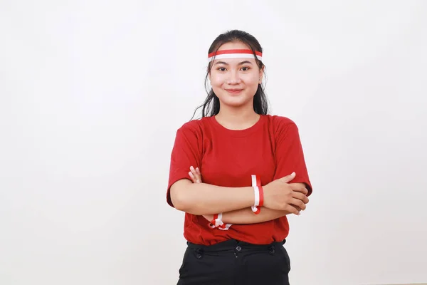 Gadis Muda Indonesia Merayakan Hari Kemerdekaan Indonesia Berdiri Dengan Tangan — Stok Foto