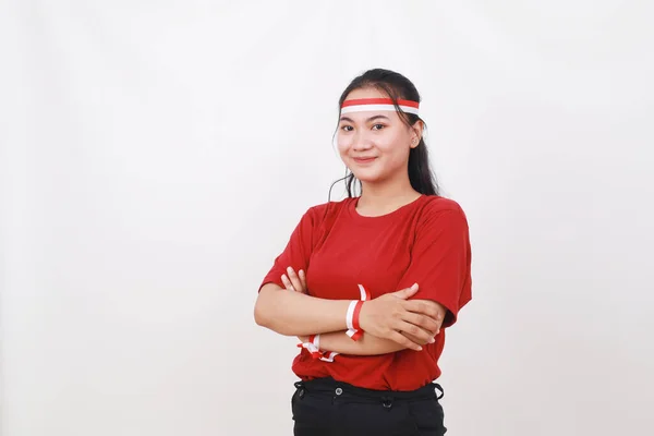 年轻的印度尼西亚女孩庆祝印度尼西亚独立日 手挽手站在白种人面前 — 图库照片