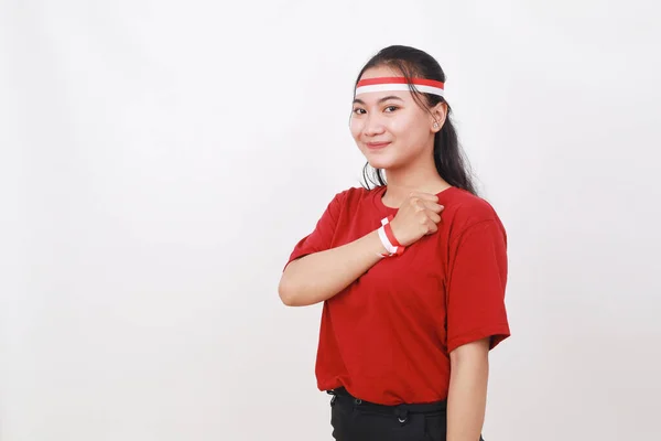 Ung Indonesisk Flicka Fira Indonesiska Självständighetsdagen Med Handen Bröstet — Stockfoto