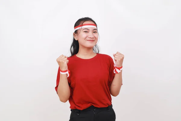 Glückliche Junge Indonesierin Feiert Indonesischen Unabhängigkeitstag Mit Geballten Händen — Stockfoto