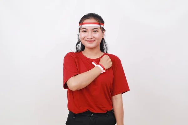Ung Indonesisk Flicka Fira Indonesiska Självständighetsdagen Med Handen Bröstet — Stockfoto