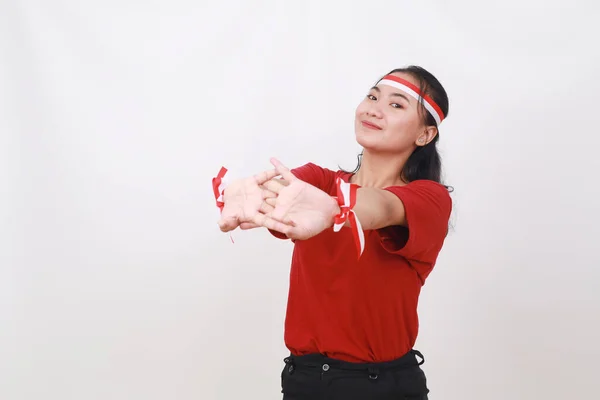 若いですインドネシアの女の子ストレッチ彼女の手一方 お祝いインドネシア独立記念日 — ストック写真