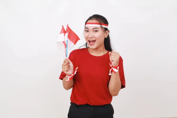Jovem Indonésia Entusiasmada Segurando Bandeira Branca Vermelha Enquanto Apertava Mão — Fotografia de Stock