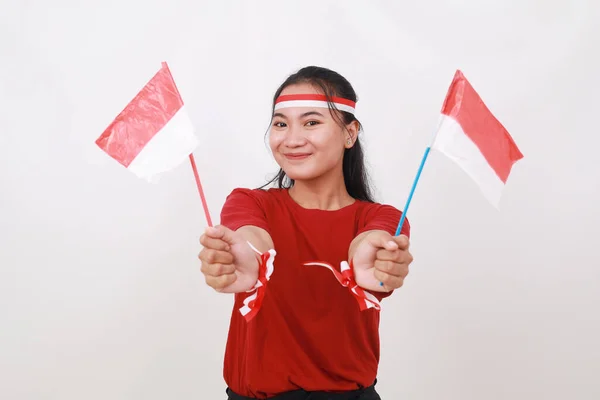 Opgewonden Jong Indonesisch Meisje Staande Met Rode Witte Vlag Geïsoleerd — Stockfoto