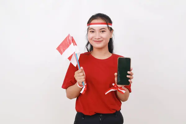 Glad Ung Indonesisk Flicka Håller Röd Vit Flagga Samtidigt Som — Stockfoto