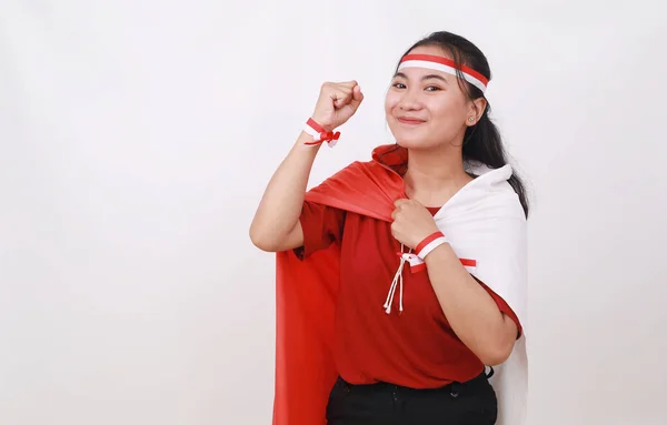 Wesoła Młoda Indonezyjska Dziewczyna Świętuje Dzień Niepodległości Trzymając Czerwoną Białą — Zdjęcie stockowe