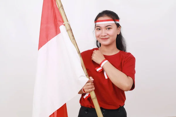 Jovem Indonésia Celebra Dia Independência Enquanto Segura Bandeira Branca Vermelha — Fotografia de Stock