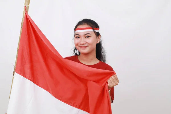 Fiatal Indonéz Lány Függetlenség Napját Ünnepli Miközben Vörös Fehér Zászlót — Stock Fotó