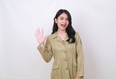 Çekici genç devlet çalışanı beş parmağını gösteriyor.