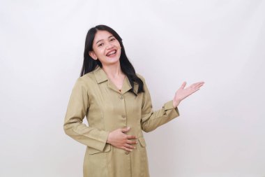 Neşeli genç hükümet çalışanları onun yanında bir şey sunarken