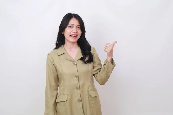Feliz Joven Funcionario Indonesio Pie Mientras Presenta Algo Lado —  Fotos de Stock