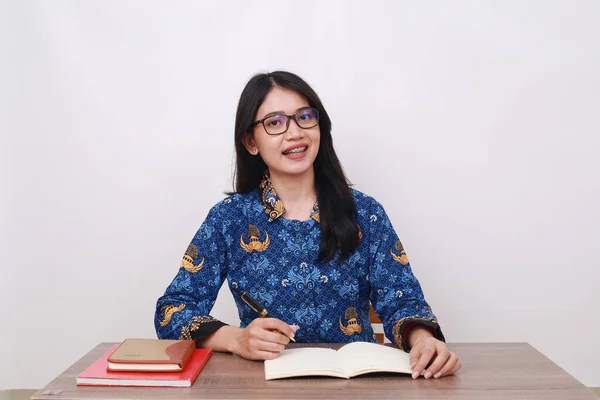 Asiatin Trägt Batik Korpri Traditionelle Indonesische Arbeiteruniform Büro — Stockfoto