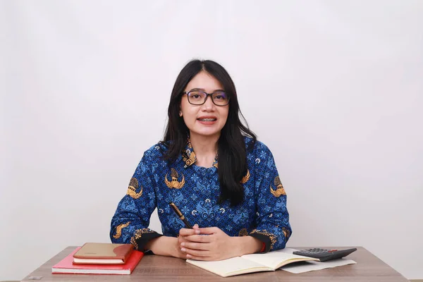 Asiatin Batik Korpri Traditionelle Indonesische Arbeiteruniform Die Lächelnd Büro Sitzt — Stockfoto