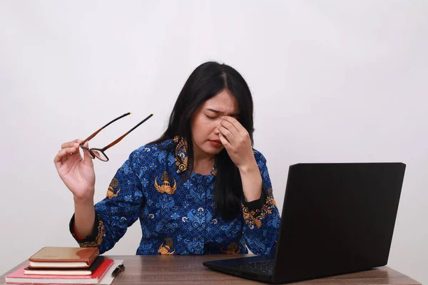 Stanco Asiatico Femmina Batik Korpri Indonesiano Tradizionale Uniforme Tenendo Testa — Foto Stock