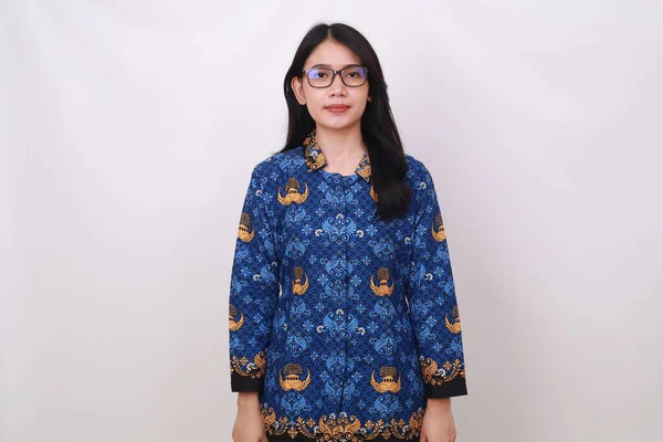 Mujer Asiática Batik Korpri Uniforme Tradicional Indonesio Pie Contra Fondo —  Fotos de Stock