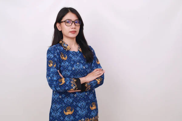 Asiatin Batik Korpri Traditionelle Indonesische Uniform Stehend Mit Gefalteten Händen — Stockfoto