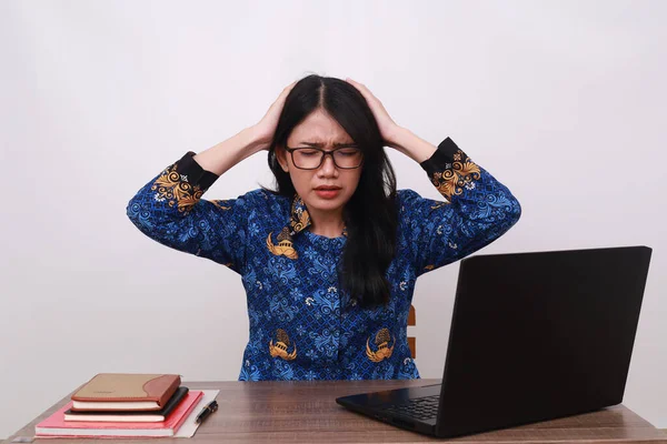 Stressato Asiatico Femmina Batik Korpri Indonesiano Tradizionale Uniforme Tenendo Testa — Foto Stock