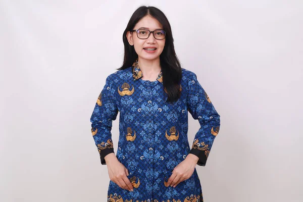 Amigável Asiática Fêmea Batik Korpri Indonésia Uniforme Tradicional Com Mãos — Fotografia de Stock
