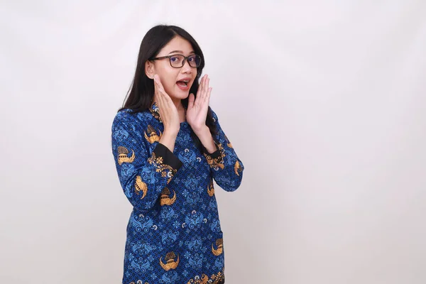 Asiática Feminina Batik Korpri Indonésia Tradicional Uniforme Gritando Anunciando Conceito — Fotografia de Stock