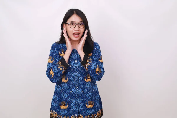 Überraschte Asiatin Batik Korpri Indonesische Traditionelle Uniform Steht Vor Weißer — Stockfoto