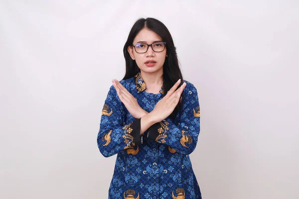 Asiática Feminina Batik Korpri Indonésia Tradicional Uniforme Cruzando Suas Mãos — Fotografia de Stock