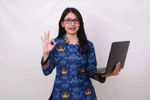 Ásia Feminino Batik Korpri Indonésia Tradicional Uniforme Segurando Laptop Fazendo — Fotografia de Stock