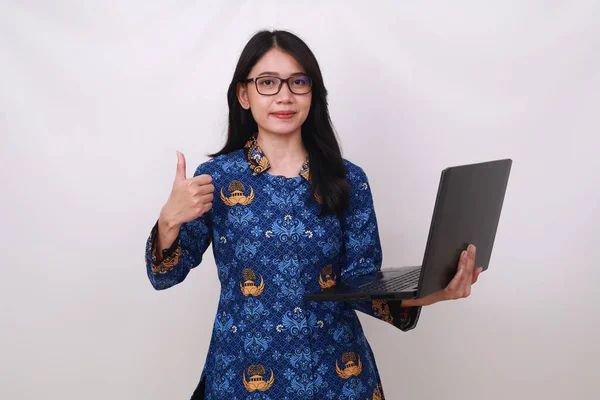 Ásia Feminino Batik Korpri Indonésia Tradicional Uniforme Segurando Laptop Mostrando — Fotografia de Stock