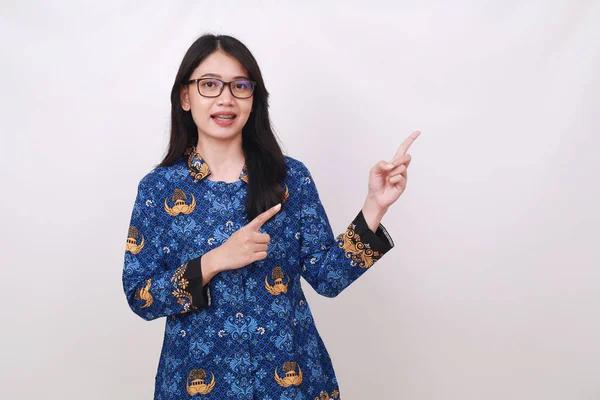 Happy Asian Perempuan Batik Korpri Indonesia Tradisional Seragam Menunjuk Samping — Stok Foto