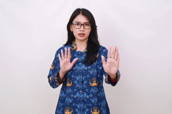 アジアの女性でバティックKorpri インドネシアの伝統的な制服作り拒否手ジェスチャー — ストック写真
