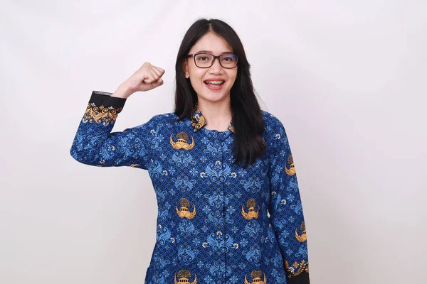 Asiatin Batik Korpri Traditionelle Indonesische Uniform Mit Starker Geste Mit — Stockfoto