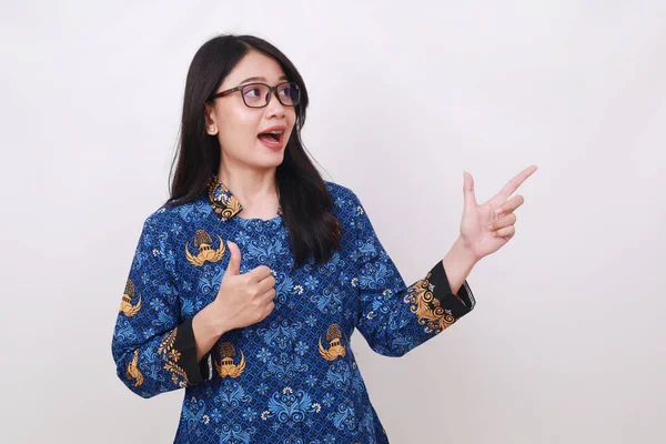Surpreendida Asiática Fêmea Batik Korpri Indonésia Uniforme Tradicional Apontando Para — Fotografia de Stock