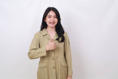 Dost canlısı genç hükümet çalışanı başparmağını kaldırırken ayakta duruyor